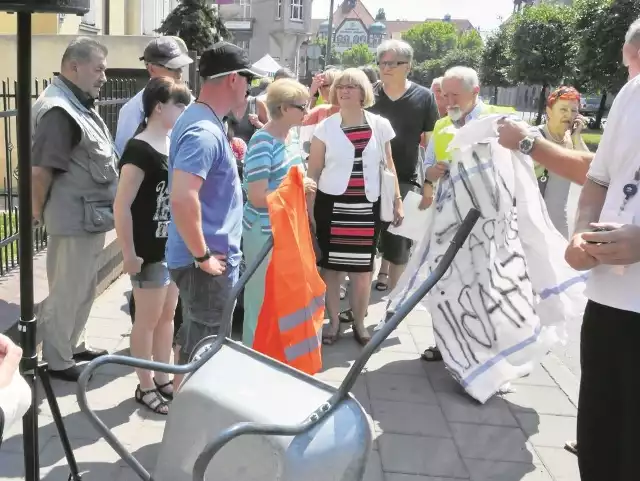 7 lipca pod siedzibą NFZ w Bydgoszczy protestowali pacjenci, którzy zostali bez możliwości rehabilitacji.