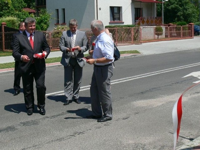 Kilka dni temu Zygmunt Cholewiński (pierwszy z lewej) u boku swojego nowego pracodawcy Norberta Mastalerza zakończył uroczyście remont drogi wojewódzkiej 871 w Tarnobrzegu.