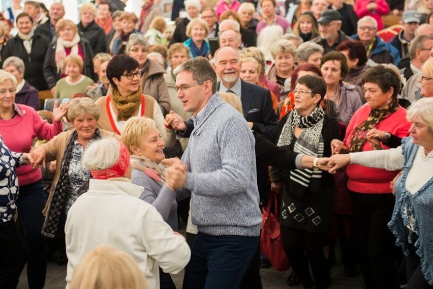 Wspaniała zabawa seniorów w Chrustach i... tańce z marszałkiem (ZDJĘCIA)