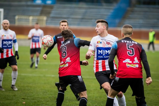 Polonia Bydgoszcz (lider tabeli) wygrała na własnym boisku z Cyklonem Kończewice 2:1 w meczu 13. kolejki klasy okręgowej. Gospodarze objęli prowadzenie już w 4. minucie po strzale Filipa Twardowskiego. 6 minut później Cyklon wyrównał. Do przerwy biało-czerwoni powinni prowadzić, ale rzut karny przestrzelił Robert Sawicki. 3 punkty zapewnił Polonii niezawodny Sebastian Pacek (87. min).ZOBACZ ZDJĘCIA ZE STADIONU PRZY UL. SPORTOWEJ >>>> 