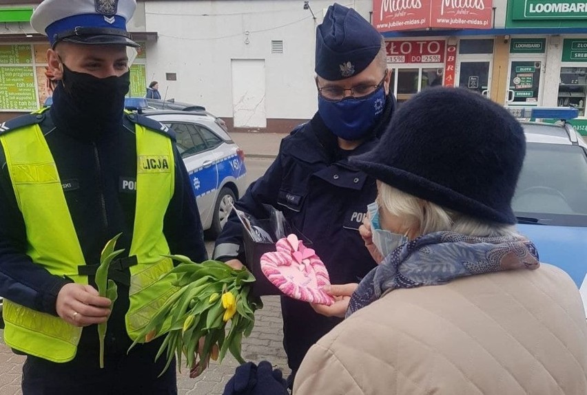 Ostrołęka. W Dzień Kobiet policja kontrolowała panie. Każda dostała kwiaty i słodycze. 8.03.2022. Zdjęcia