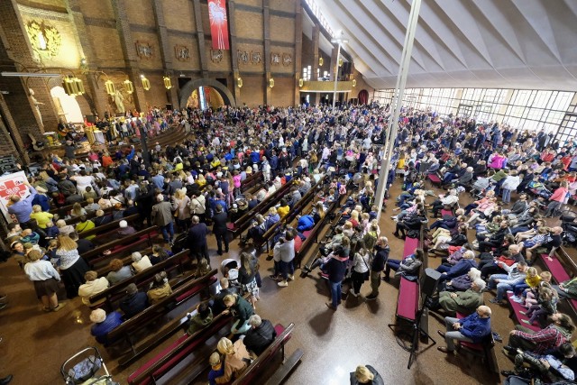 Caritas Archidiecezji Poznańskiej co roku w Niedzielę Miłosierdzia Bożego obchodzi swoje święto patronalne. Z tej okazji w niedzielę, 24 kwietnia, w kościele Nawiedzenia NMP w Poznaniu, zorganizowano koncert Arki Noego. Wydarzenie odbyło się w ramach ogólnopolskiej akcji "Dzień Dobra", która została przeprowadzona przez diecezjalne oddziały Caritas w całej Polsce. Wydarzenie zaczęło się o godz. 15 koronką do Bożego Miłosierdzia. Tego dnia nagrodzono i wyróżniono najbardziej zaangażowanych wolontariuszy oraz organizacje wspierające charytatywną działalność Caritasu. Zobacz zdjęcia --->