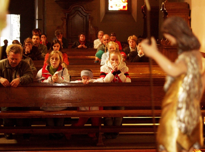 Tak mieszkańcy Nowego Sącza 18 lat temu modlili się w intencji Jana Pawła II w sądeckich kościołach