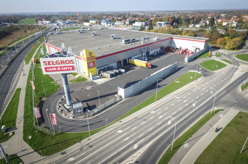 Park handlowy na Węglinie. Decathlon rośnie i szuka ludzi do pracy (ZDJĘCIA Z DRONA) 