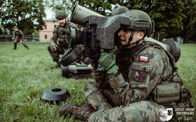 Terytorialsi uczyli się obsługiwać broń, która na polach bitewnych Ukrainy okazała się bardzo skuteczna w walce z rosyjskimi najeźdźcami. Więcej na kolejnych zdjęciach.