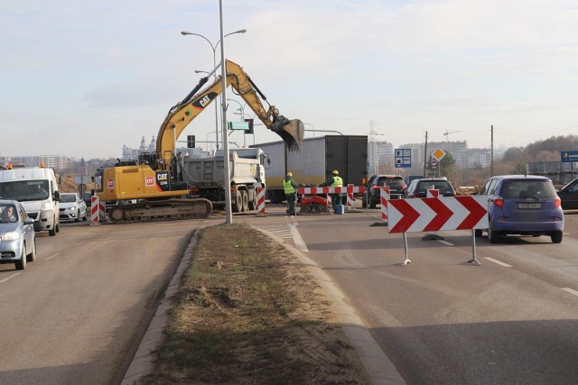 Ruch tylko jedną jezdnią i wyłączona sygnalizacja świetlna. Takie utrudnienia czekają kierowców na al. Jana Pawła II na wyjeździe w stronę Warszawy.