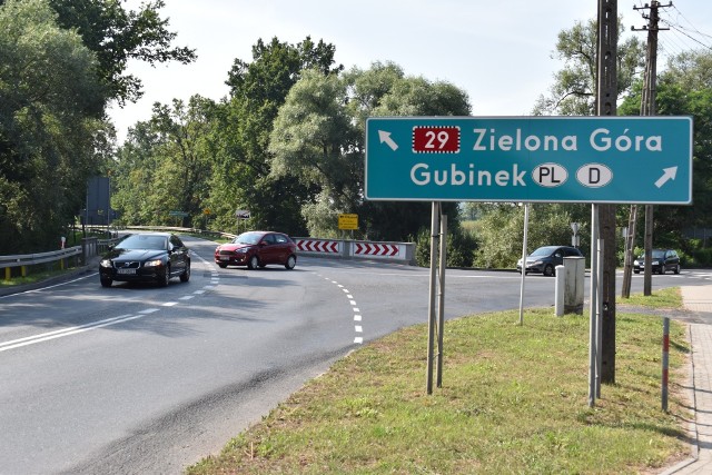 Skrzyżowanie z ul. Gubińską. W godzinach szczytu trudno kierowcom wjechać na główną drogę.