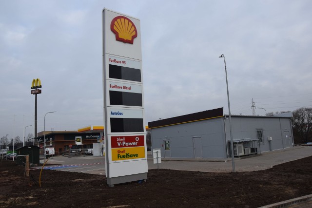 Stacja Shell w Zawierciu czeka na otwarcie - powstrzymuje ją brak zasilania.