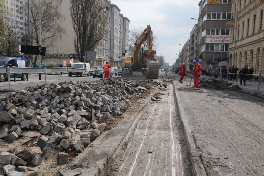 Na Piotrkowskiej w Łodzi odkryto bazaltową kostkę [ZDJĘCIA]