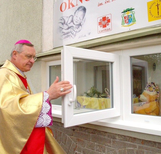 Biskup ordynariusz Edward Dajczak w trakcie uroczystości oddania koszalińskiego "Okna Życia".