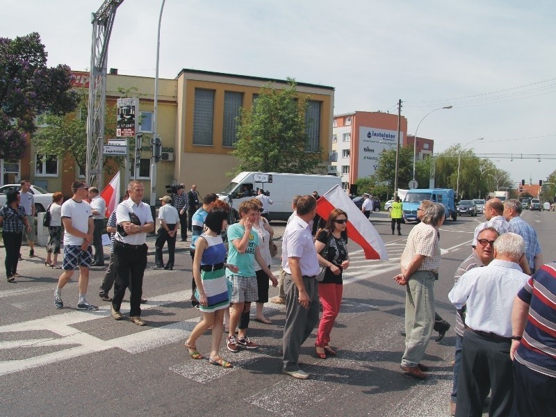 Blokujący nieustannie przechodzili przez przejścia dla...