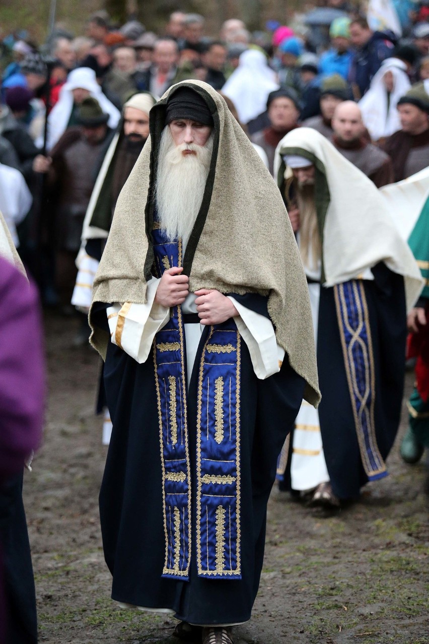 Tysiące osób na drodze krzyżowej w Kalwarii Zebrzydowskiej