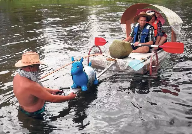 Dyliżans Kaszczorek z dmuchanym konikiem został zbudowany ze styropianu, desek i starych kół od rowerów. Wykonawcami tej jednostki pływającej są Dawid Baron, Radosław Hewelt i Dominik Paczkowski