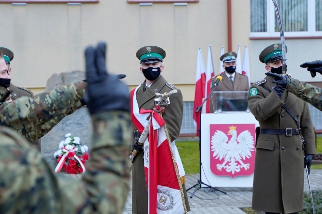 Dzisiaj piętnastu nowych funkcjonariuszy Straży Granicznej złożyło ślubowanie w komendzie BiOSG w Przemyślu.