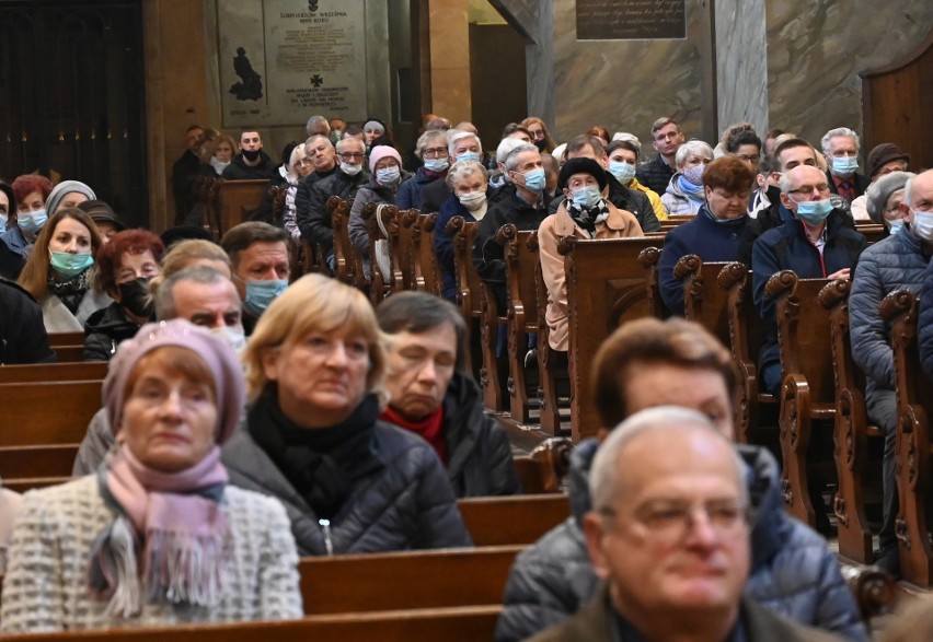 Krzyż morowy z Kielc będzie przewieziony na Święty Krzyż. Mszy w katedrze przewodniczył biskup Jan Piotrowski [ZDJĘCIA]