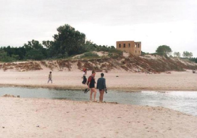 Zdjęcie 2: Strażnica w 1997 roku, jeszcze stoi na wydmie, choć jest już opuszczona. Kilka lat wcześniej obok stała jeszcze wieża radarowa. Tą zabrało już morze. Fot. http://www.roweriswiat.republika.pl/Mariusz Niedek