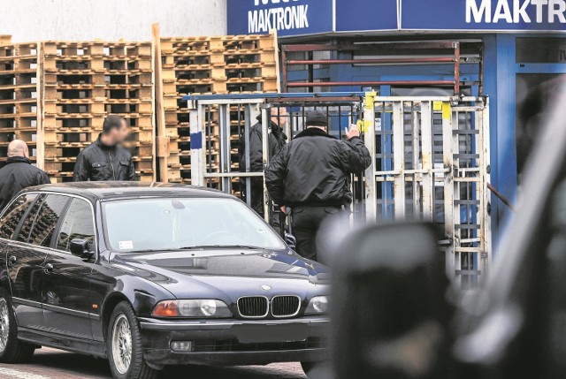 Barykady przed wejściem pilnowali ludzie Mirosława S. W środku otoczeni członkowie zarządu  Janusza S. Maciej Daszkiewicz, policjant KWP Bydgoszcz: - Dostajemy zawiadomienia dwóch stron.