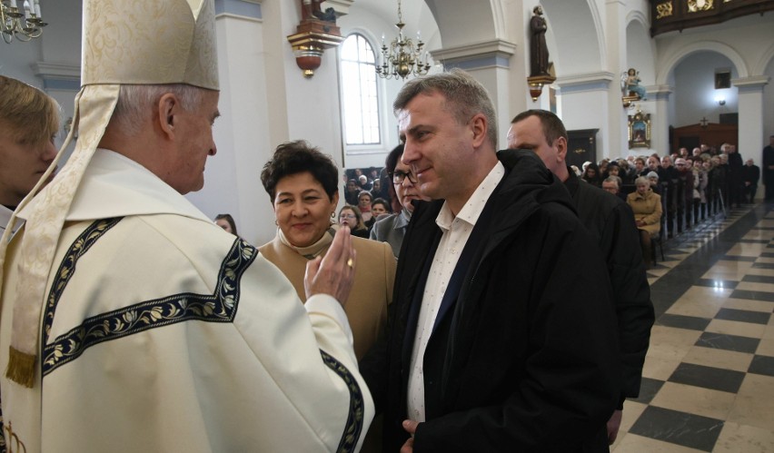 Biskup Marian Florczyk pobłogosławił kilkadziesiąt par...