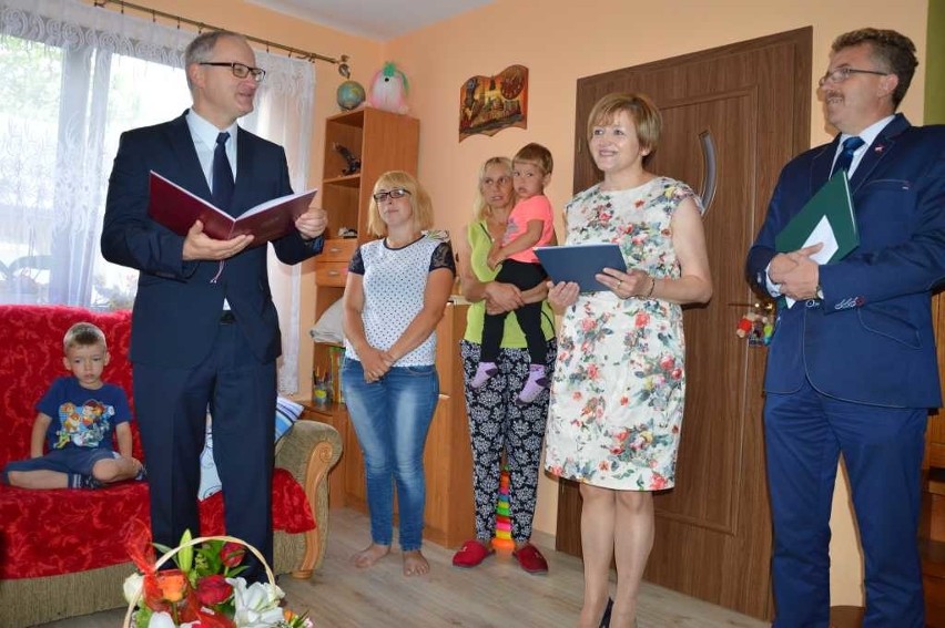 Sto lat pani Heleny Wójcik z Modrzewia. Gratulacje, życzenia i tort 