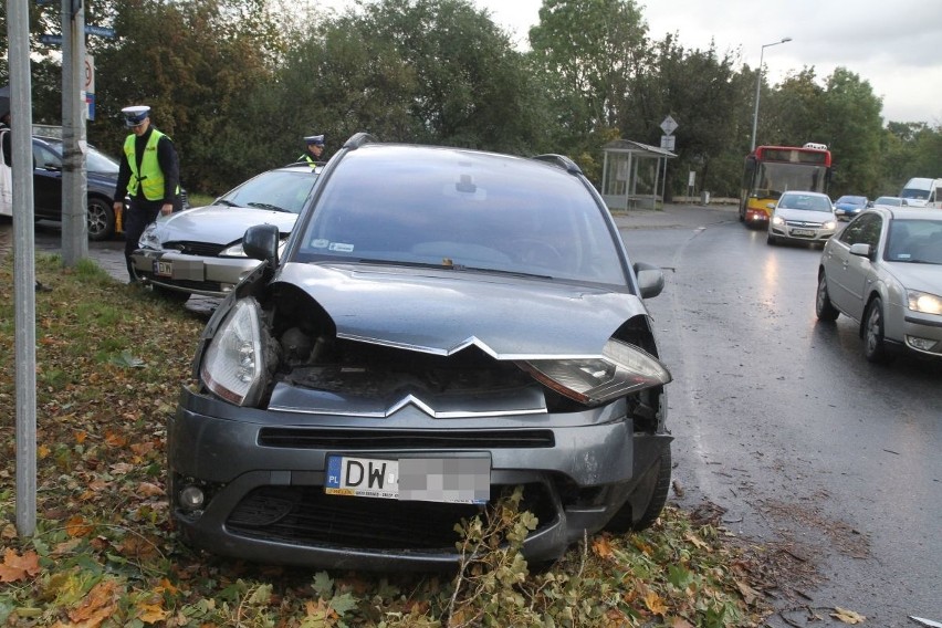 Wypadek na Swojczycach. Zderzenie citroena z fordem [ZDJĘCIA]