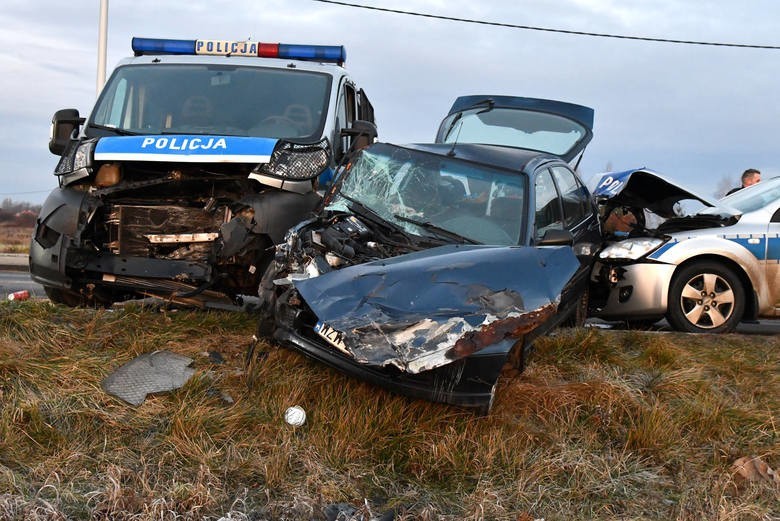 Dwóch policjantów zostało rannych po pościgu, który...