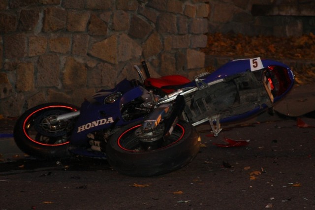 Puławy, ulica Głęboka. 20-letni motocyklista wyprzedzając na zakręcie ciąg samochodów stracił panowanie nad hondą i uderzył w betonowe ogrodzenie parku