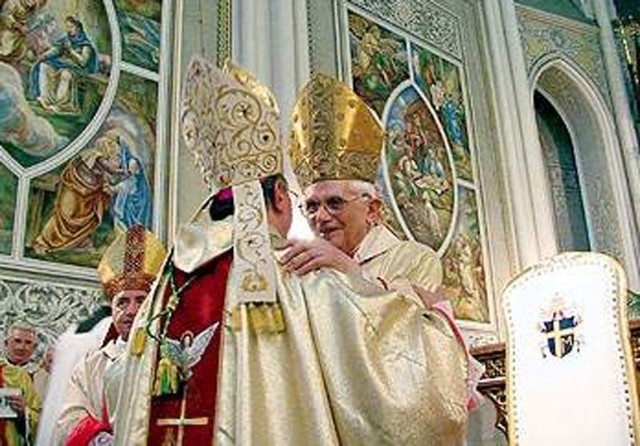 W maju 2002 roku Kardynał Joseph Ratzinger udzielił sakry biskupiej nowo mianowanemu biskupowi radomskiemu Zygmuntowi Zimowskiemu, który przez wiele lat był jego współpracownikiem.