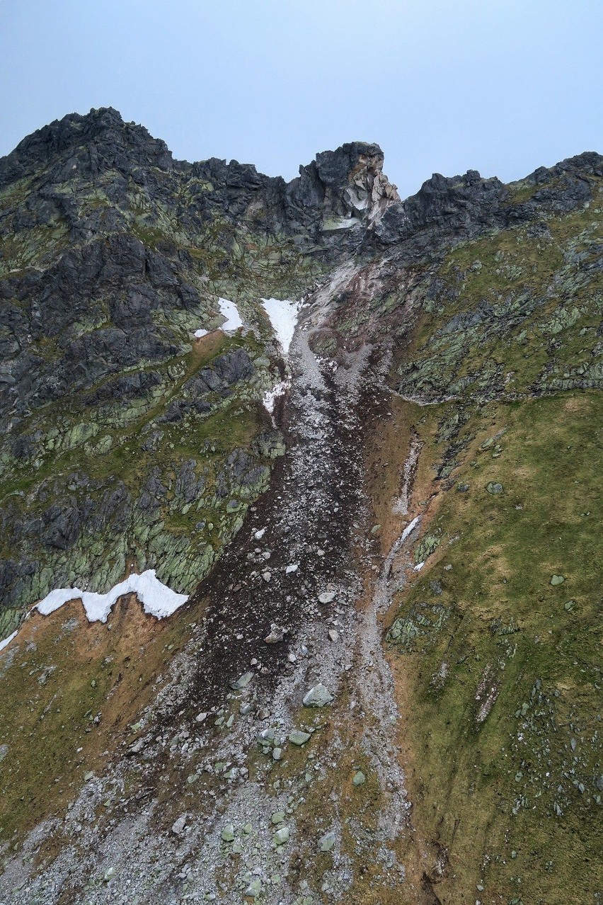 Tatry. Zobacz jak wygląda zasypany szlak ze Świnicy na Zawrat [ZDJĘCIA]