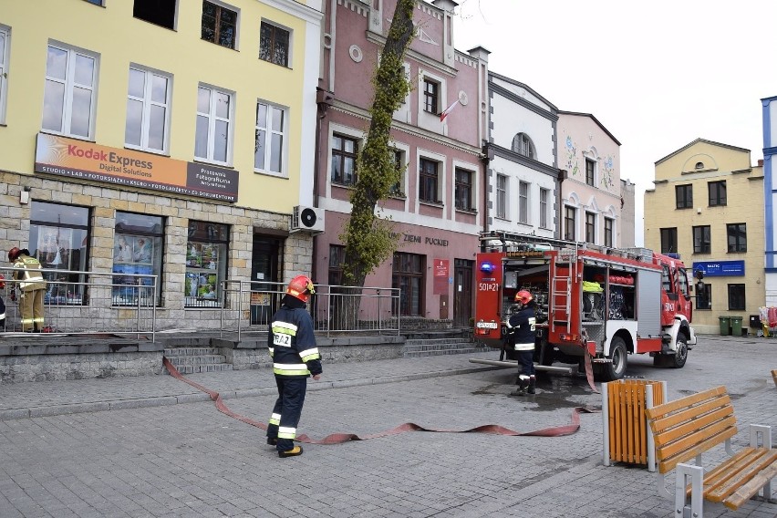 Pożar kamienicy w Pucku (6.05.2019). Paliło się poddasze...