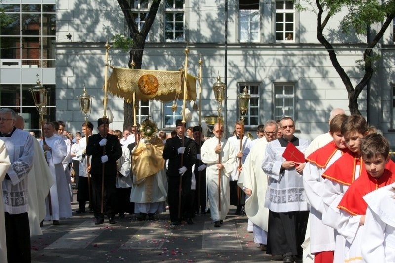 Boże Ciało 2014 w Zabrzu: procesja z kościoła św.Anny w...