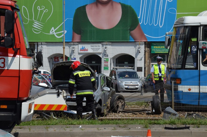 Wrocław: Wypadek na Legnickiej. Opel zablokował torowisko (ZDJĘCIA)