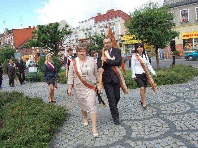 Uczestnicy jubileuszu  zawitali m.in. na nakielski Rynek, gdzie złożyli kwiaty pod pomnikiem.