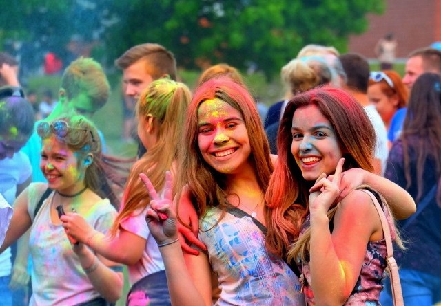 Święto Kolorów to cykliczna impreza nawiązująca do hinduskiego Święta Holi. Podczas niej młodzi i starsi obrzucają się kolorowym proszkiem. Ma to symbolizować odrzucenie wszelkich złości oraz zmianę pór roku - z zimy na wiosnę. Uczestnicy Święta Kolorów w Białymstoku rozpoczną zabawę o godz. 14, by w końcu zostać obsypanym kolorową farbą wyrzuconą ze specjalnych rękawów. Eksplozja kolorów nastąpi o każdej pełnej godzinie. Już 6 czerwca w Białymstoku, na Kampusie Politechniki Białostockiej znów będzie bardzo energicznie, głośno, kolorowo, muzycznie i wesoło, a to wszystko za sprawą kolejnej edycji Święta Kolorów (Holi Festival) organizowanej przez Samorząd Studentów Politechniki Białostockiej.