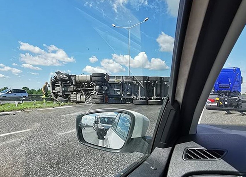 Wypadek tira na autostradzie A4 w Gliwicach. TIR przewrócił...