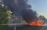 Dwa auta zderzyły się w Brzózce koło Krosna Odrz. i zapaliły się. Wszędzie były kłęby dymu. Groźnie wyglądający wypadek. Czy ktoś ucierpiał?