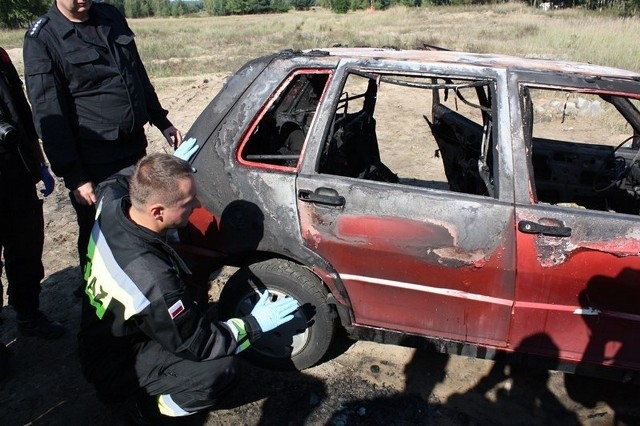 Poligon w Biedrusku: Ćwiczenia - policjanci na miejscu pożaru