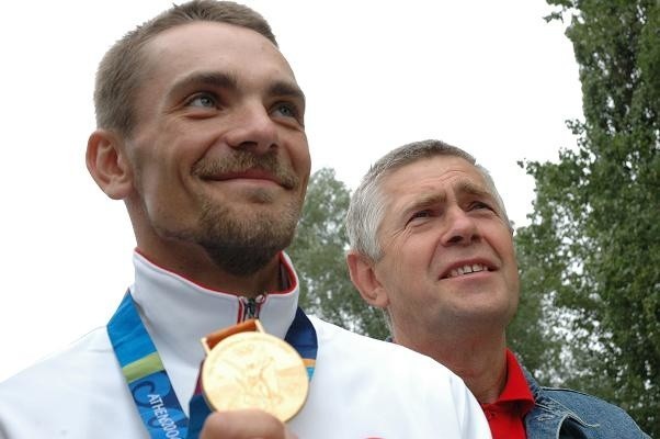 Tomasz Kucharski (z lewej) dwukrotnie świętował z Marianem Hennigiem tytuł mistrza olimpijskiego. Dziś obydwaj są trenerami w AZS AWF i mówią, że nie wyobrażają sobie dalszej współpracy z Markiem Kowalskim.