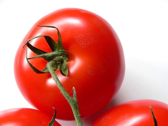 Dojrzałego pomidora umyć i pokroić w kostkę.