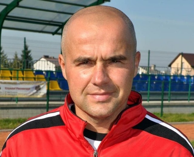 Grający trener Rafał Kodyra jest wiodącą postacią drugiej linii OKS Opatów i drugim strzelcem zespołu - na koncie ma cztery bramki.  