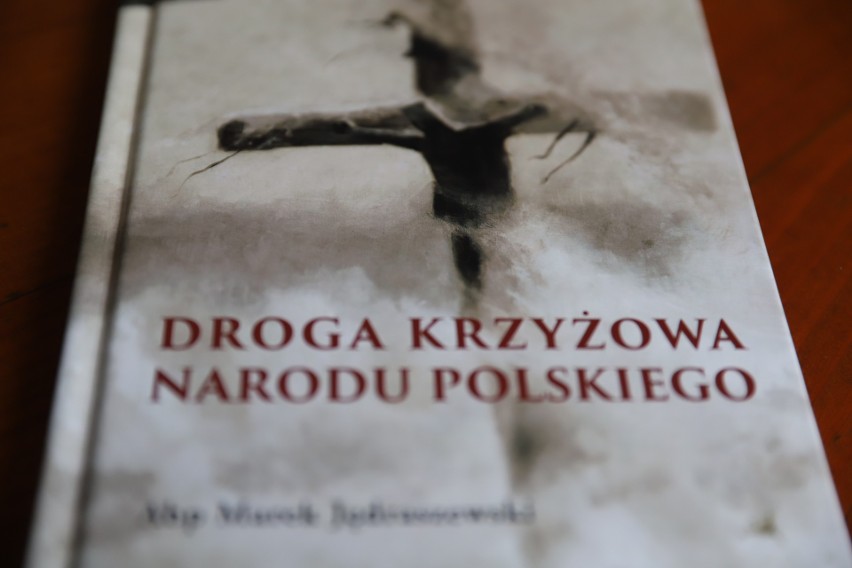 Arcybiskup Marek Jędraszewski wydał książkę "Droga krzyżowa Narodu Polskiego"