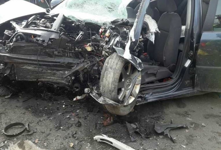 Tragedia na trasie Różyna - Wronów w gminie Lewin Brzeski. Volkswagen golf uderzył w drzewo. 30-letni kierowca zginął na miejscu