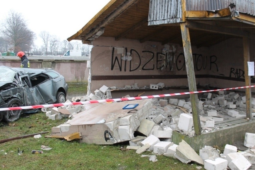 Tragiczny wypadek w Giecznie pod Zgierzem. Kierowca alfy uderzył w wiatę, zginął na miejscu