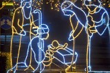 Mielec przystrojony na święta Bożego Narodzenia. Choinki stanęły na Rynku i placu Armii Krajowej [ZDJĘCIA]