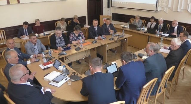Na dzisiejszej (6.05.2022 r.) sesji Rady Miejskiej w Miastku, radni na wniosek burmistrza, wycofali się z wcześniej przyjętych uchwał dotyczących okrojenia działalności szkół w Piaszczynie i Słosinku.