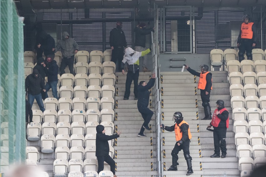 Mała zadyma podczas meczu Cracovii z Pogonią [ZDJĘCIA, WIDEO] 