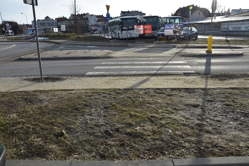 Gorlice. Do urzędu skarbowego na przełaj przez pas zieleni, bo chodnika nie ma. Trzeba też kluczyć między zaparkowanymi samochodami