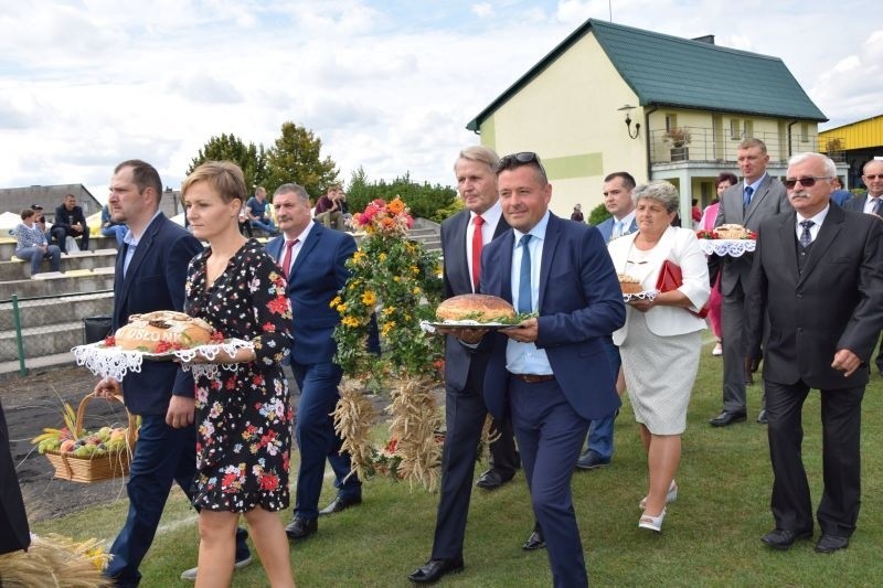 Tradycyjnym korowodem wokół boiska - ze starostami,...