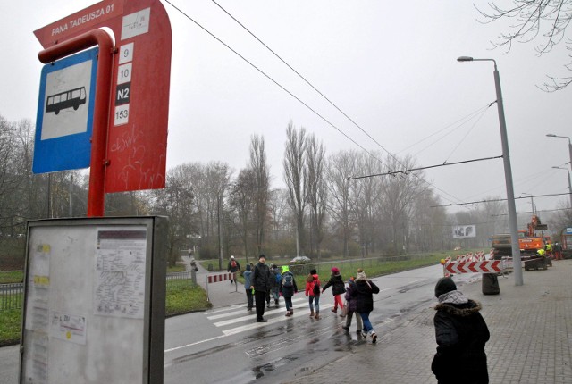 Lublinianie przechodzący ulicę Głęboką na wysokości AOS-u, stawali w środę w osłupieniu: do wyboru mieli aż dwa przejścia. Jedno dziwniejsze od drugiego. Stare przejście, do którego przyzwyczaili się przez lata, było co prawda częściowo zagrodzone szlabanem, ale przechodnie i tak z niego korzystali, bo to najkrótsza droga na teren kampusu akademickiego UMCS.