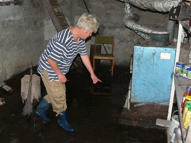 Pani Ewa Sar mieszkanka sołectwa Wydrza, przysiółek  Mętne zaprasza do piwnicy, aby pokazać stojącą wodę.