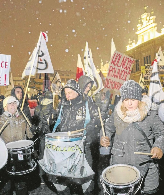 Eksperci odradzają KOD-owcom przekształcanie się w partię